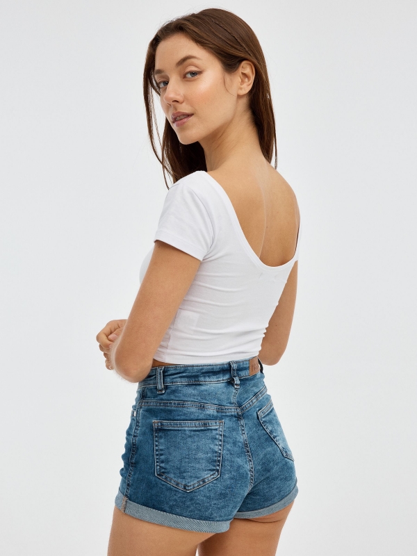 Short denim rasgado com botões azul escuro vista meia traseira