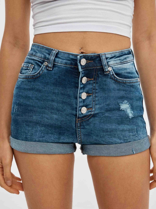 Short denim rasgado com botões azul escuro vista detalhe