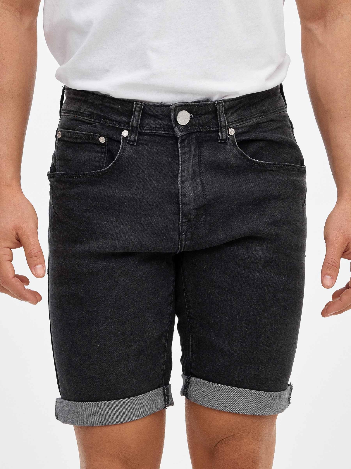 Bermuda denim bajo vuelta negro vista detalle