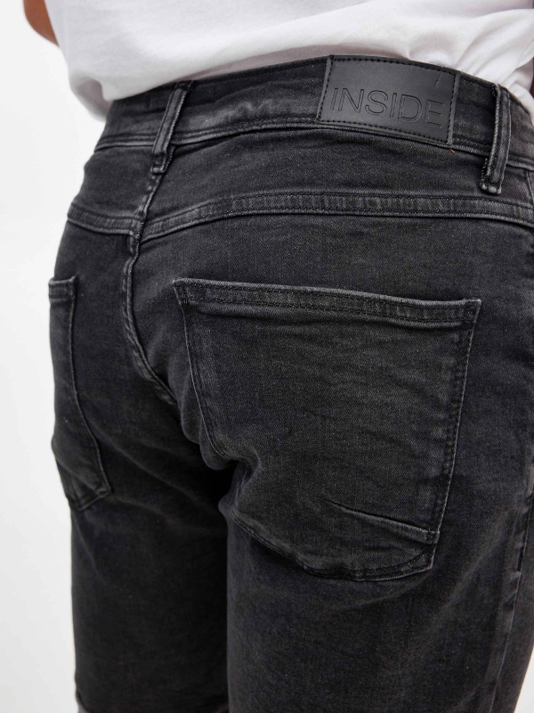 Bermuda denim bajo vuelta negro vista detalle