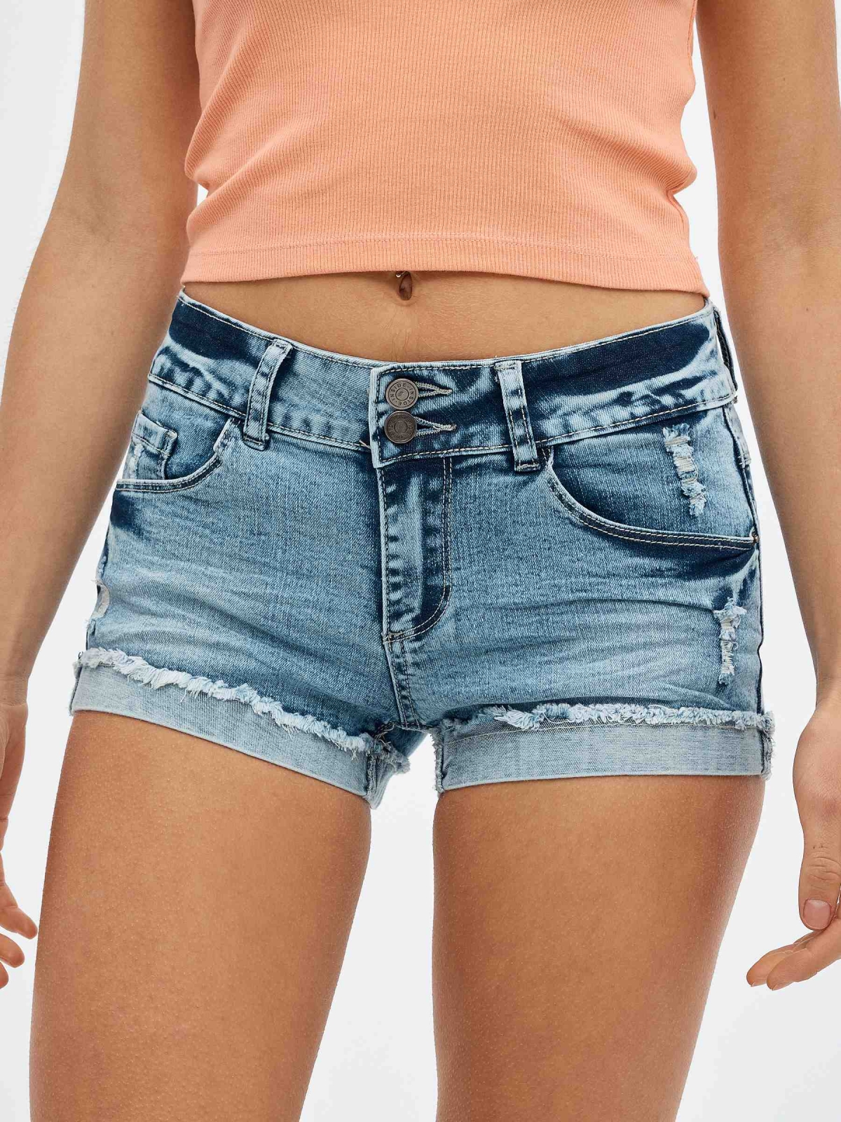 Shorts denim com efeito lavado rasgado azul vista detalhe