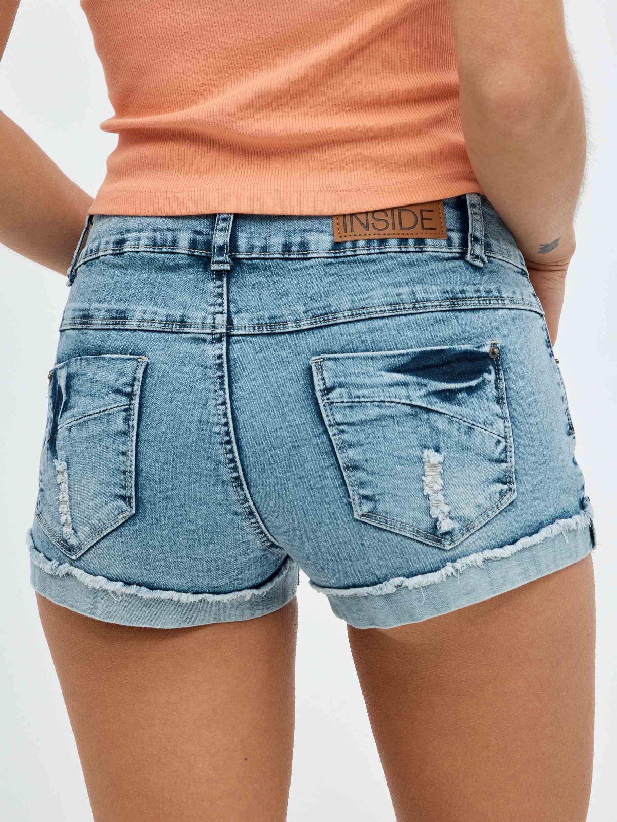 Shorts denim com efeito lavado rasgado azul vista detalhe