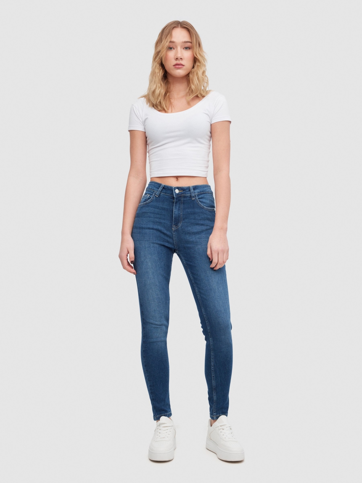 Jeans skinny tiro medio desgastados