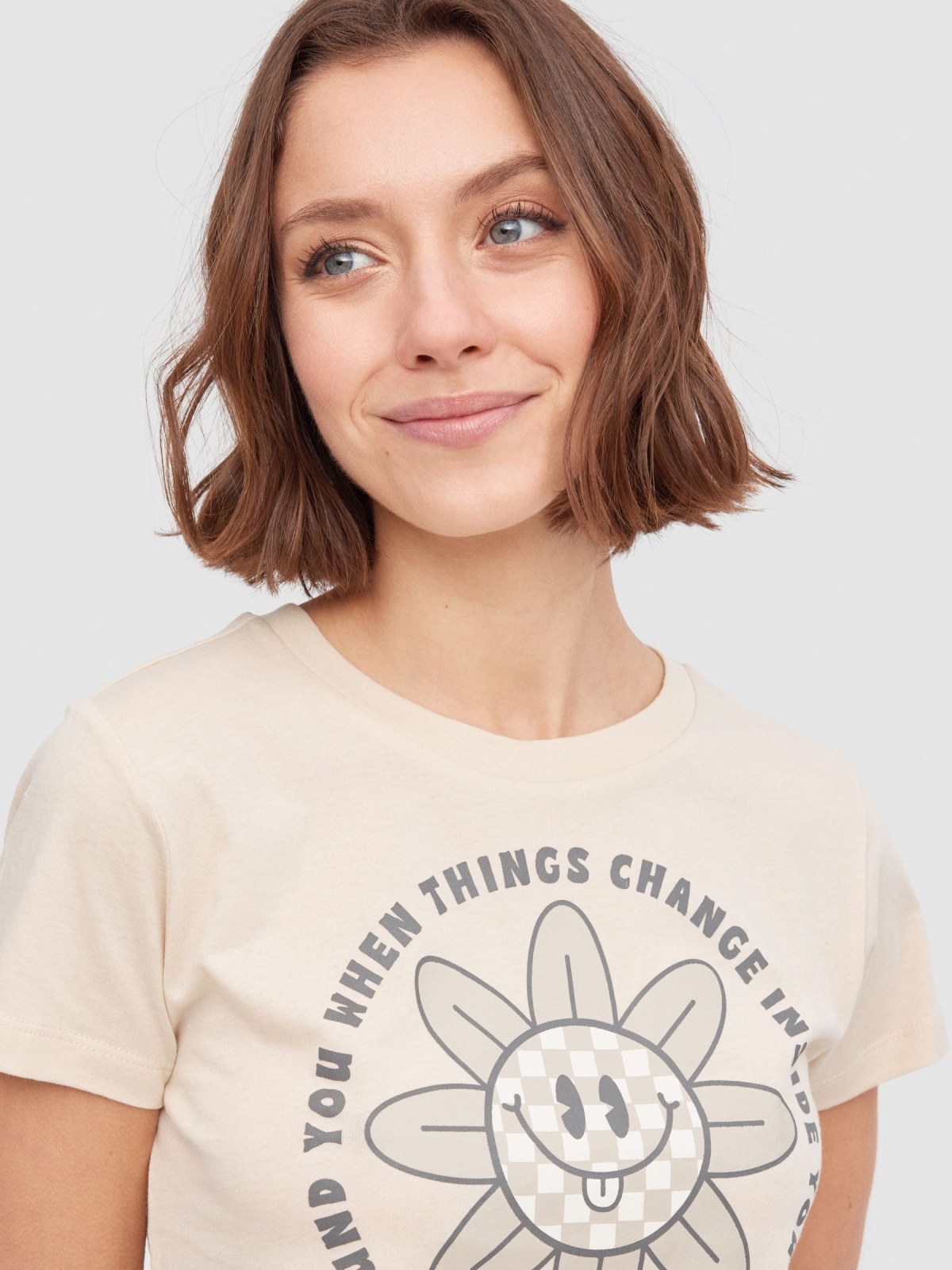 T-shirt crop Smile areia vista detalhe