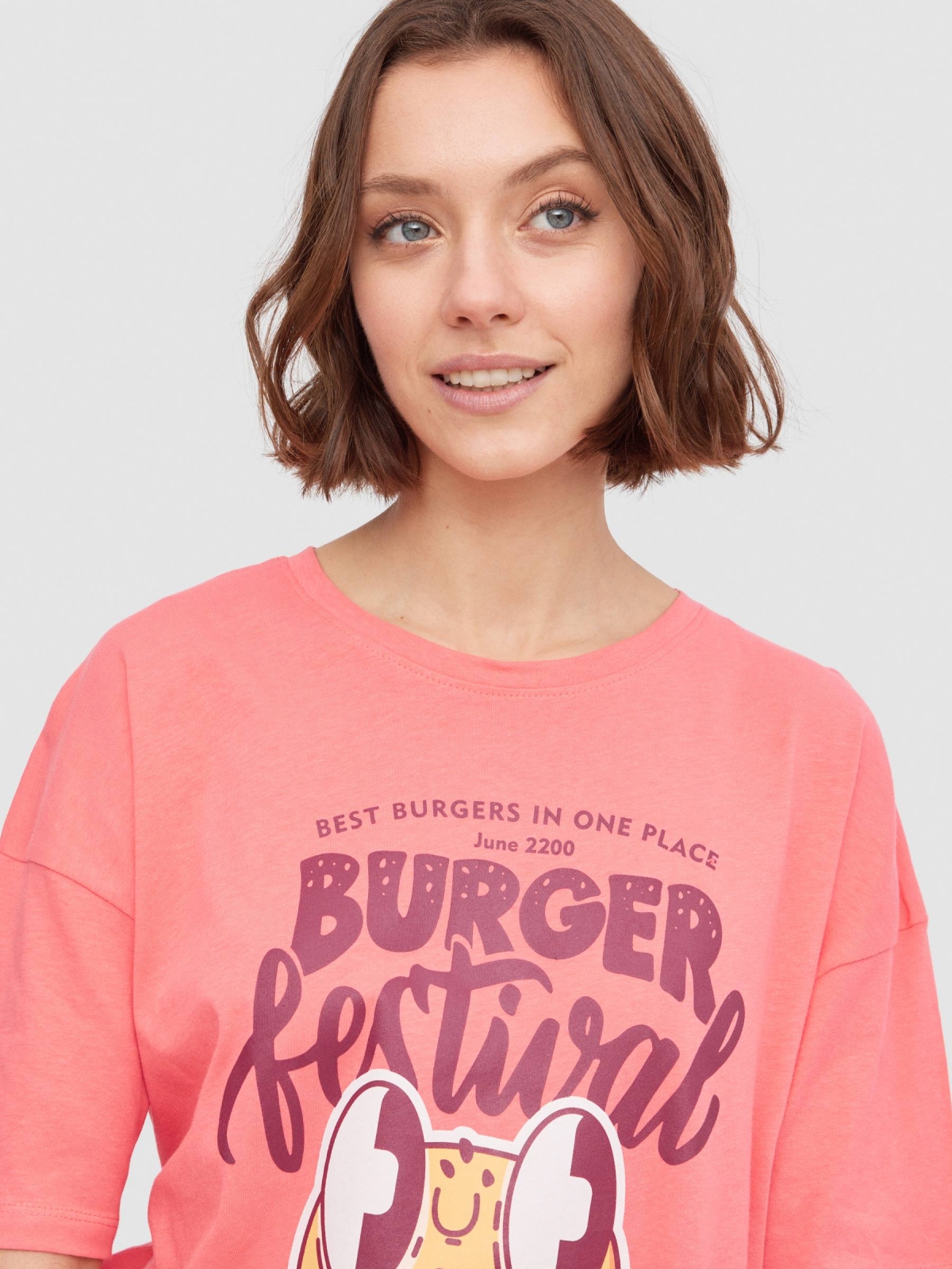 Burguer oversize t-shirt coral detail view