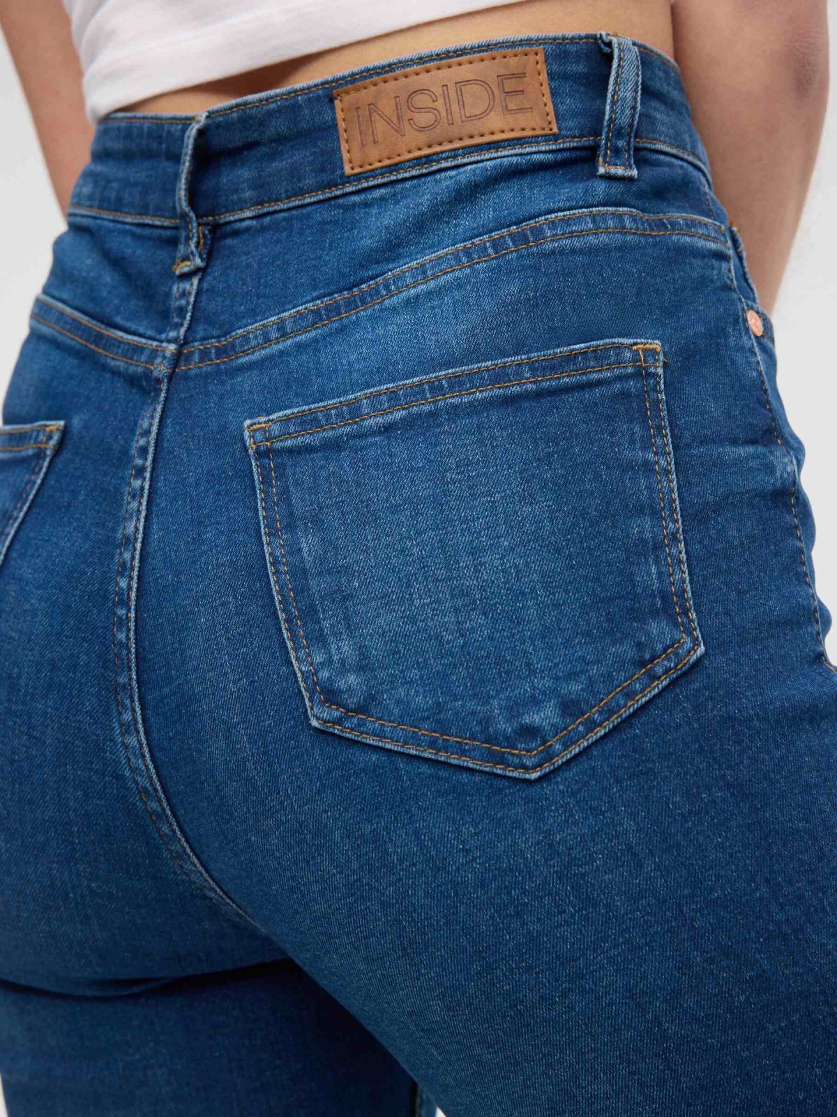 Jeans skinny tiro alto azul vista detalle