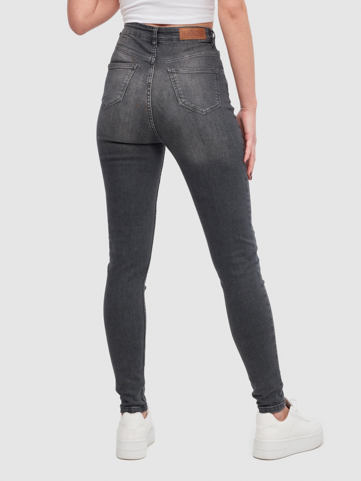 Jeans skinny tiro alto desgastados negro vista media trasera