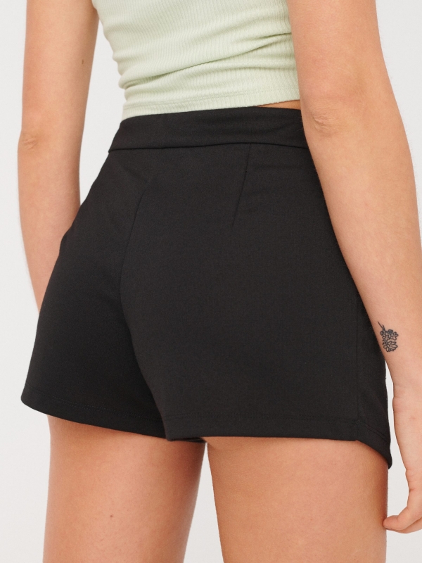 Falda pantalón hebilla metálica negro vista detalle