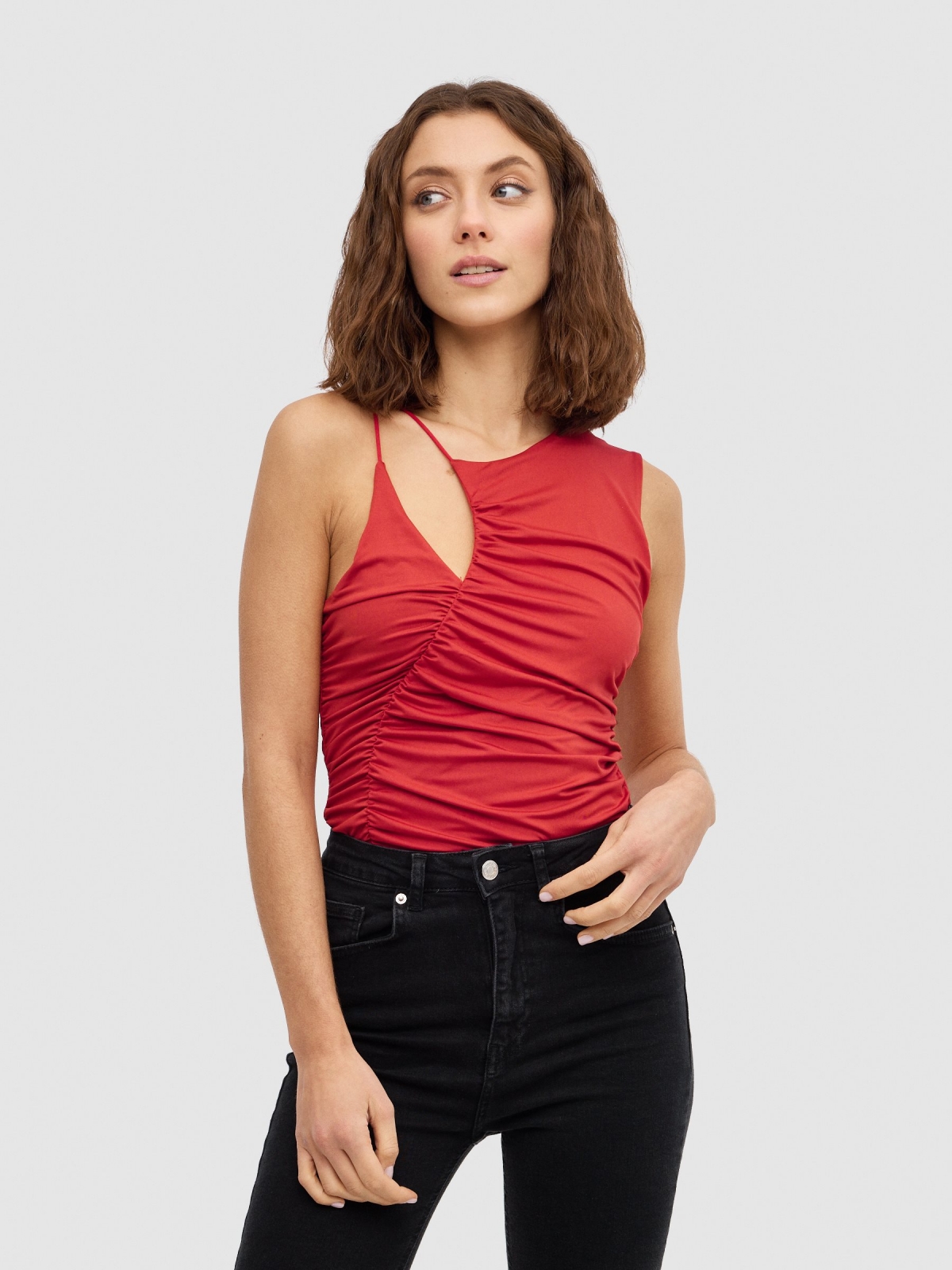 Top com gola cut out vermelho vista meia frontal