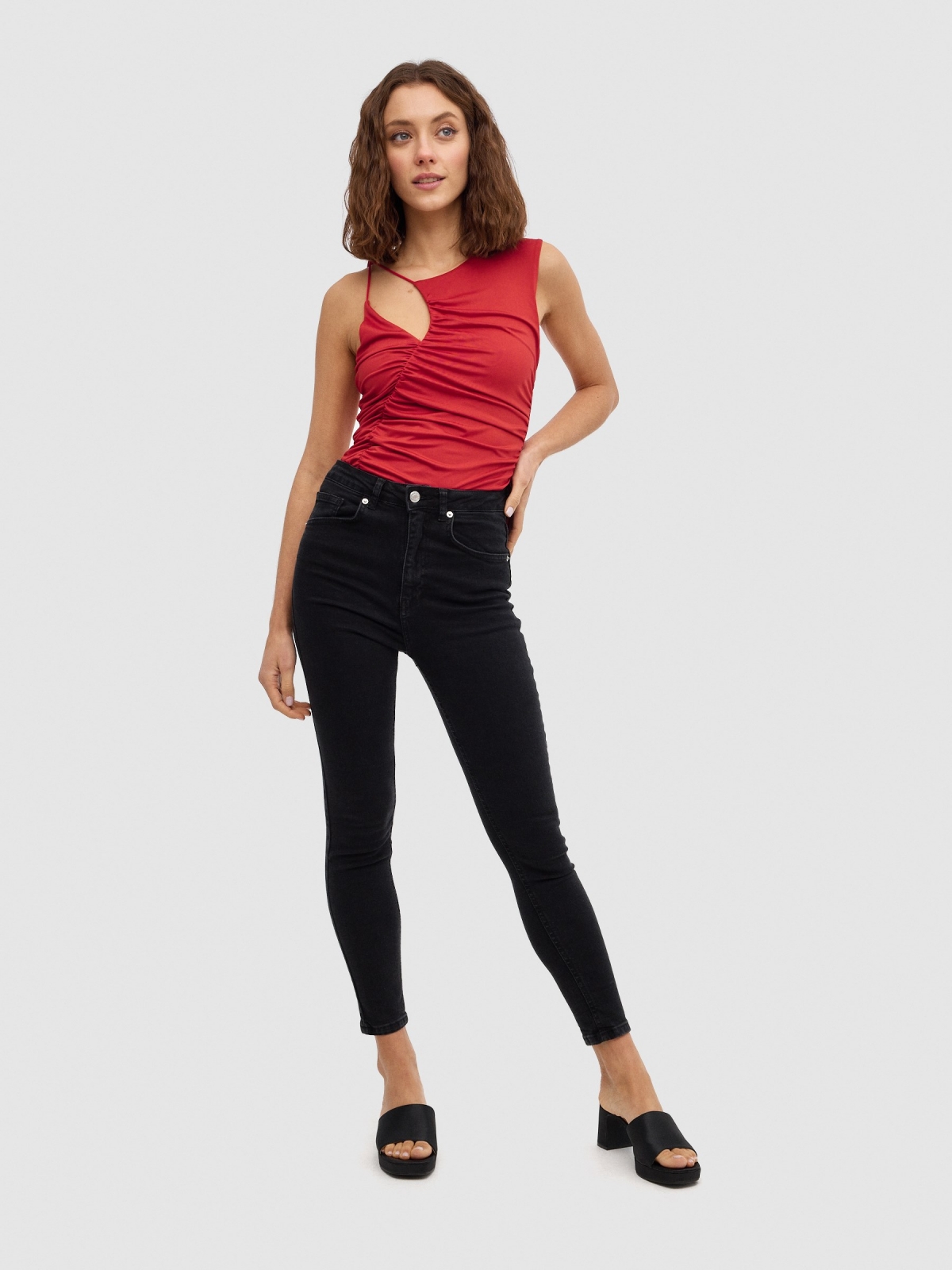 Top com gola cut out vermelho vista geral frontal