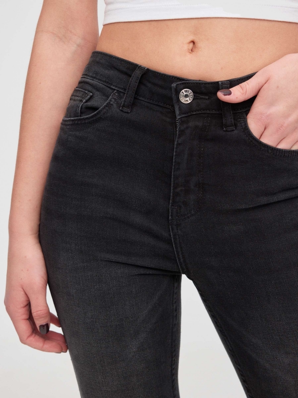 Jeans skinny de cintura média preto vista detalhe