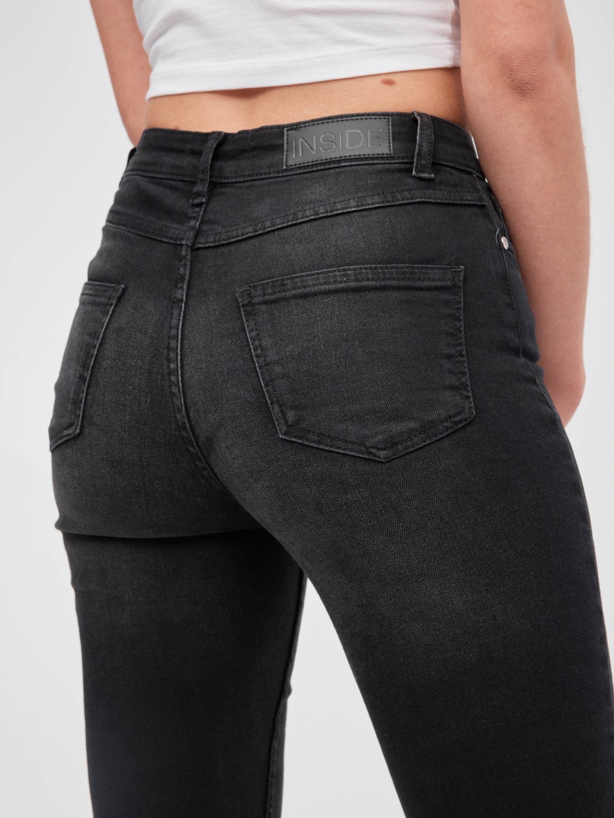 Jeans skinny tiro medio negro vista detalle