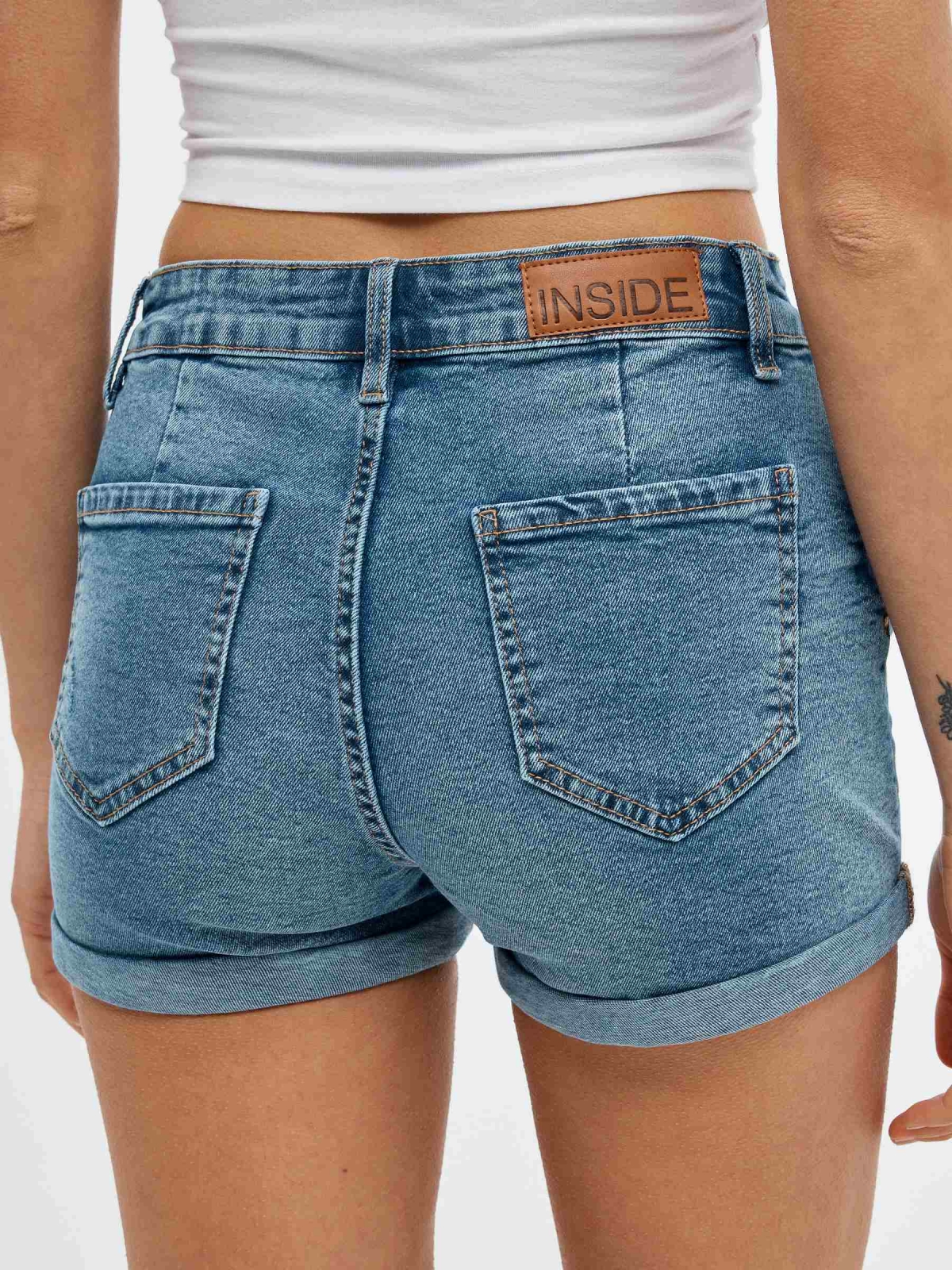 Shorts denim tiro alto azul vista detalle