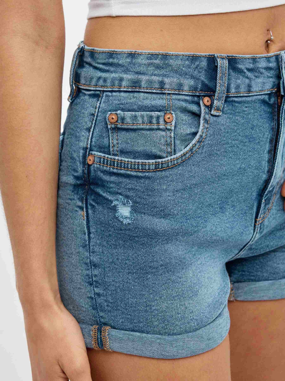 Short denim cintura alta azul vista detalhe