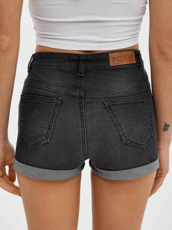 Short denim abotoado preto vista detalhe