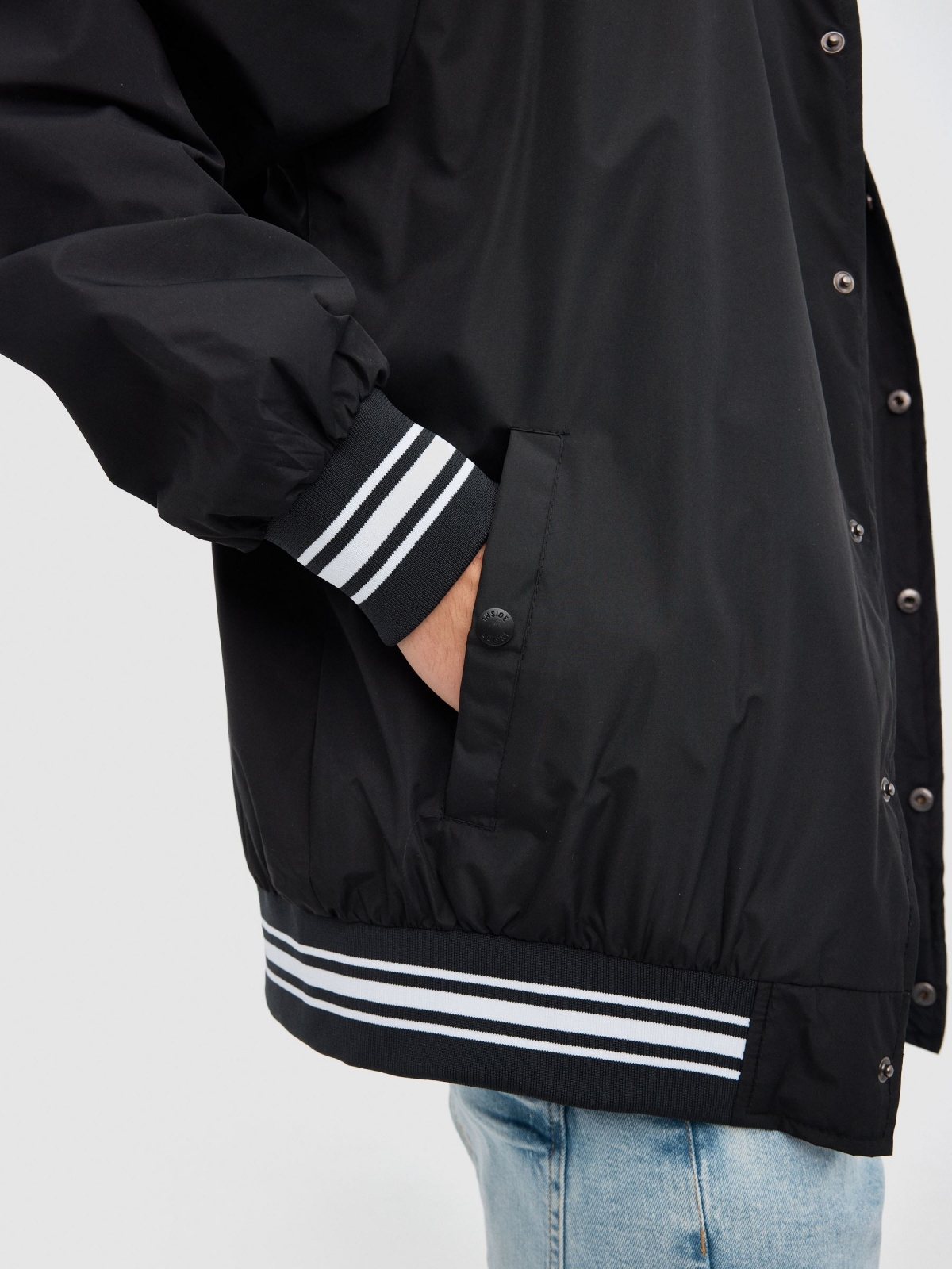 Cazadora bomber de nylon negro vista detalle