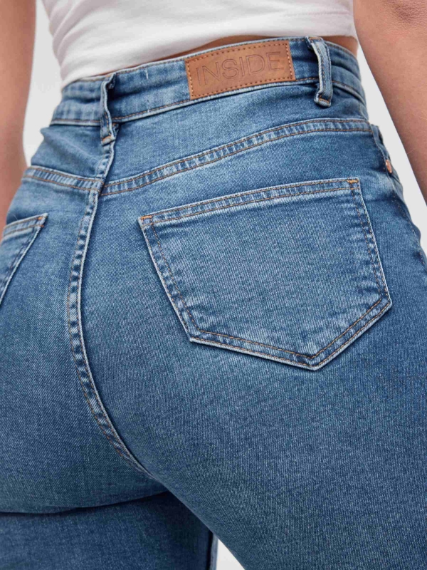 Jeans skinny tiro medio azul escuro vista detalhe