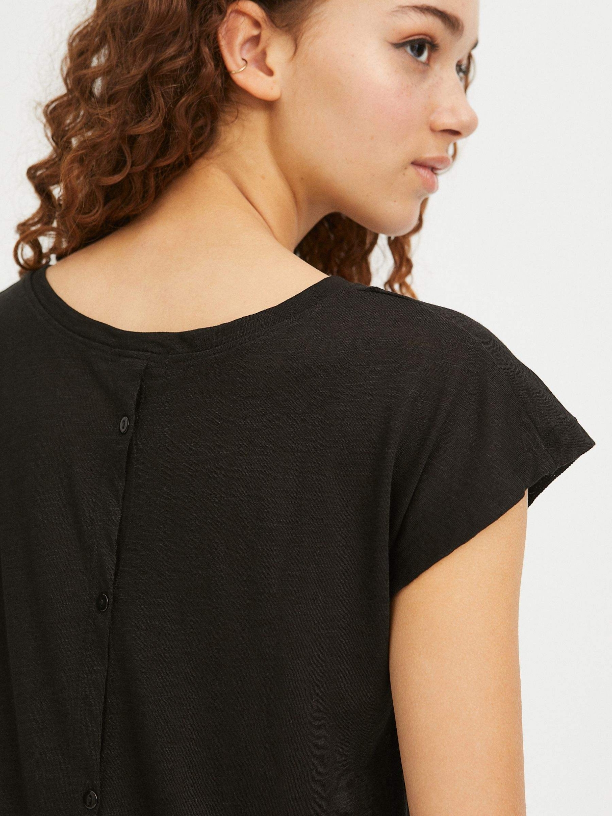 Button back t-shirt black detail view