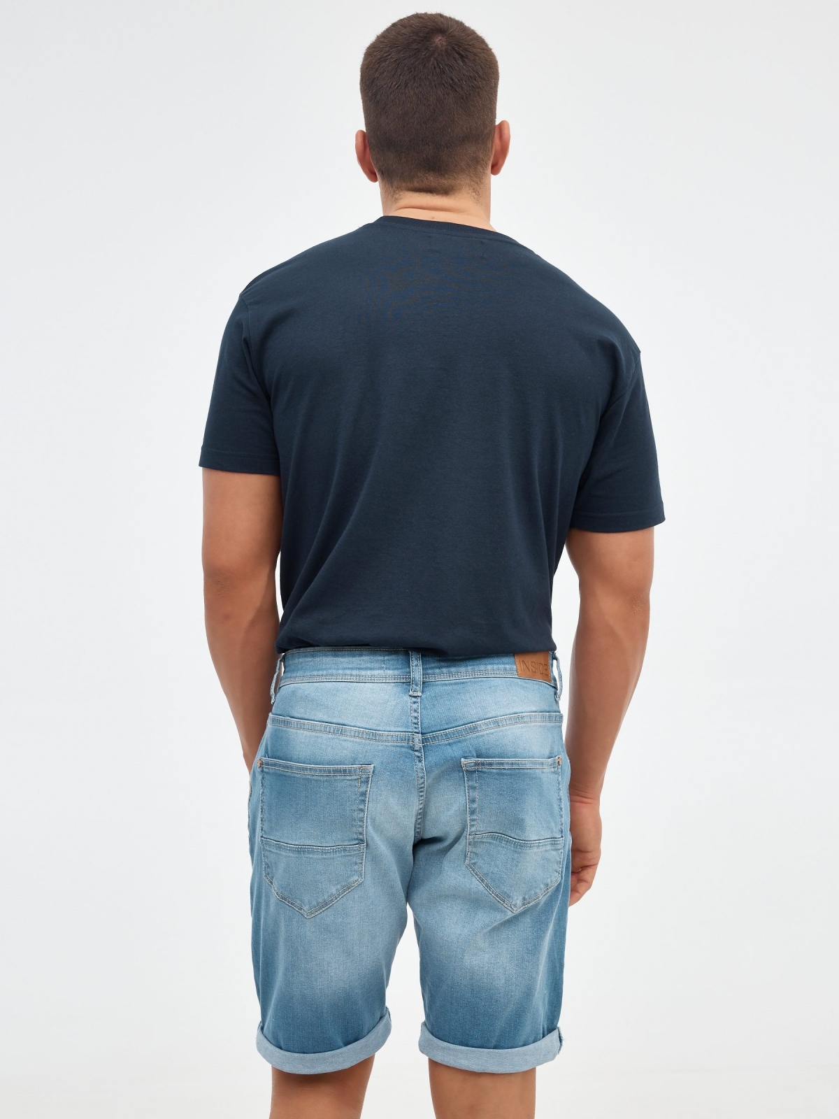 Bermuda denim com efeito lavado rasgado azul vista meia traseira