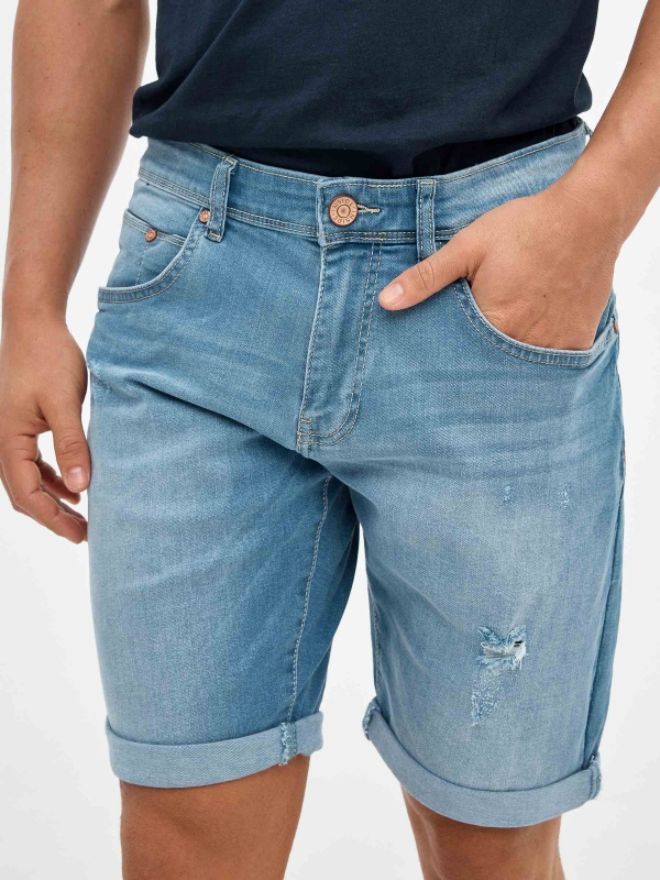 Bermuda denim com efeito lavado rasgado azul vista detalhe