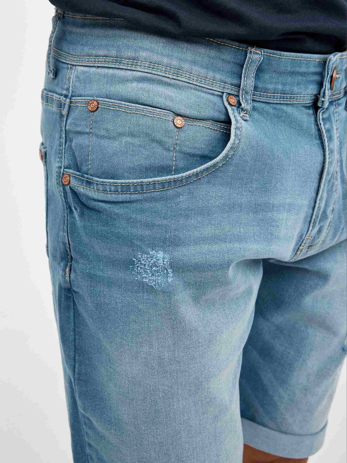 Bermuda denim com efeito lavado rasgado azul vista detalhe