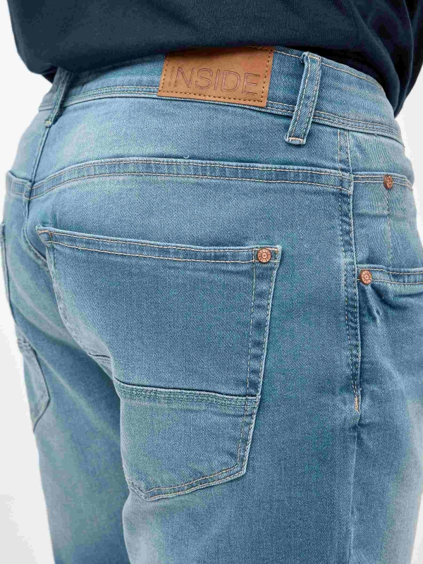 Bermuda denim com efeito lavado rasgado azul vista detalhe