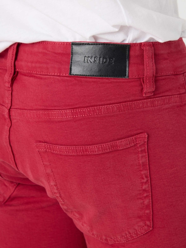 Bermuda denim color rojo vista detalle