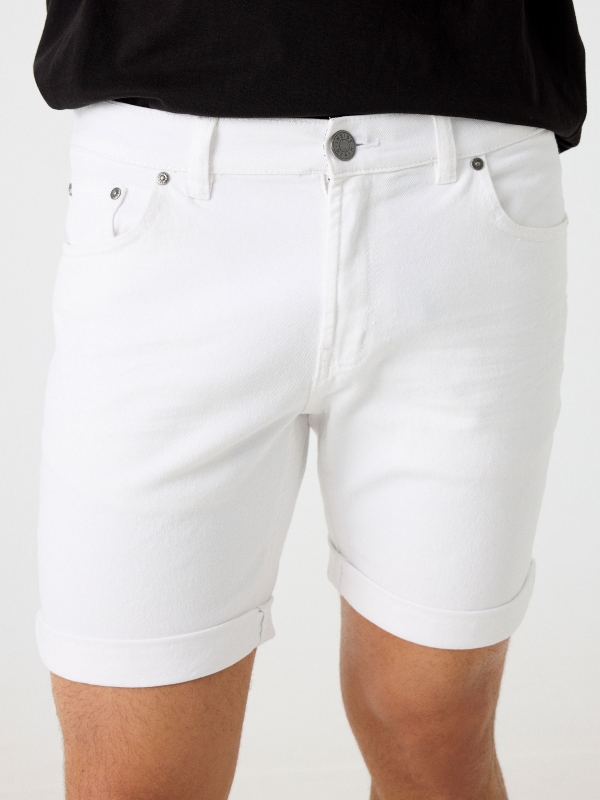 Five-pocket Bermuda white detail view