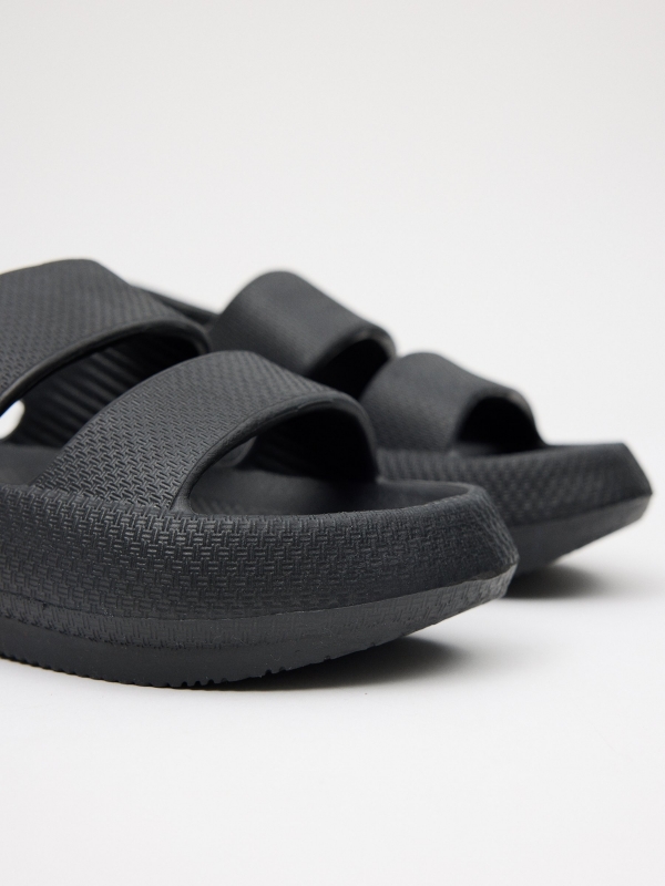 Flip flops com correias e plataforma preto vista detalhe