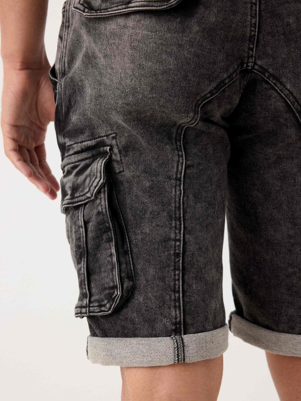 Bermuda denim cargo preto vista detalhe