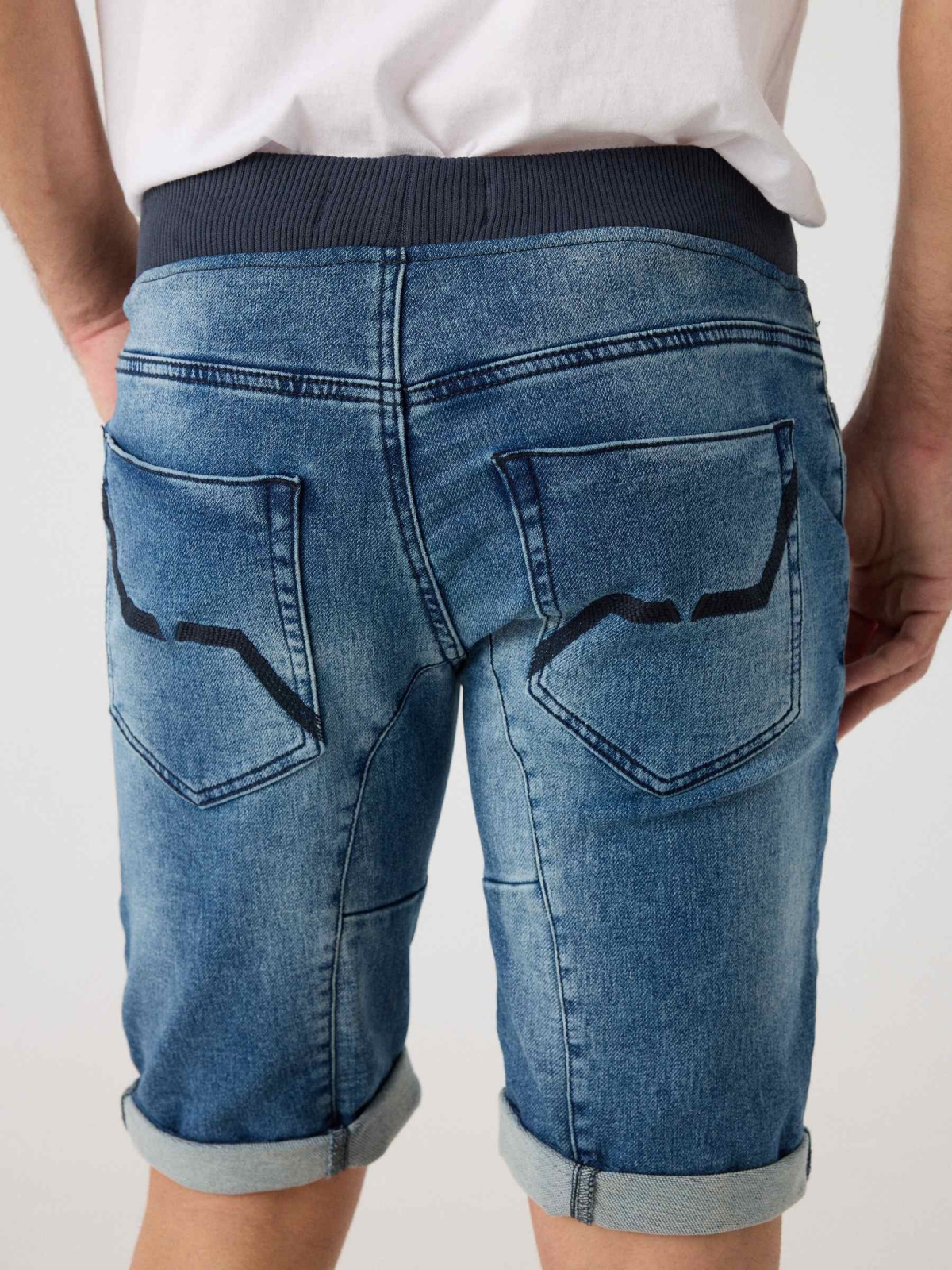 Bermudas denim cintura ajustável azul vista detalhe