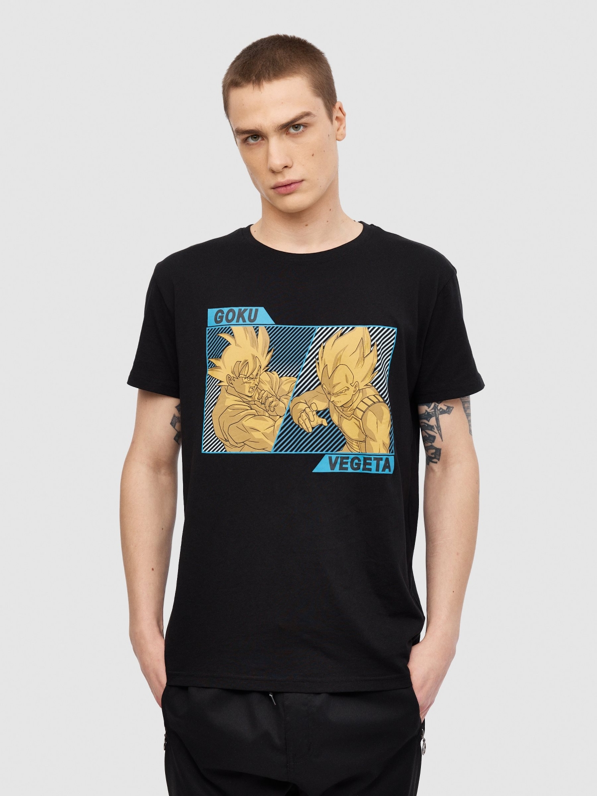 T-shirt Goku vs Vegeta preto vista meia frontal