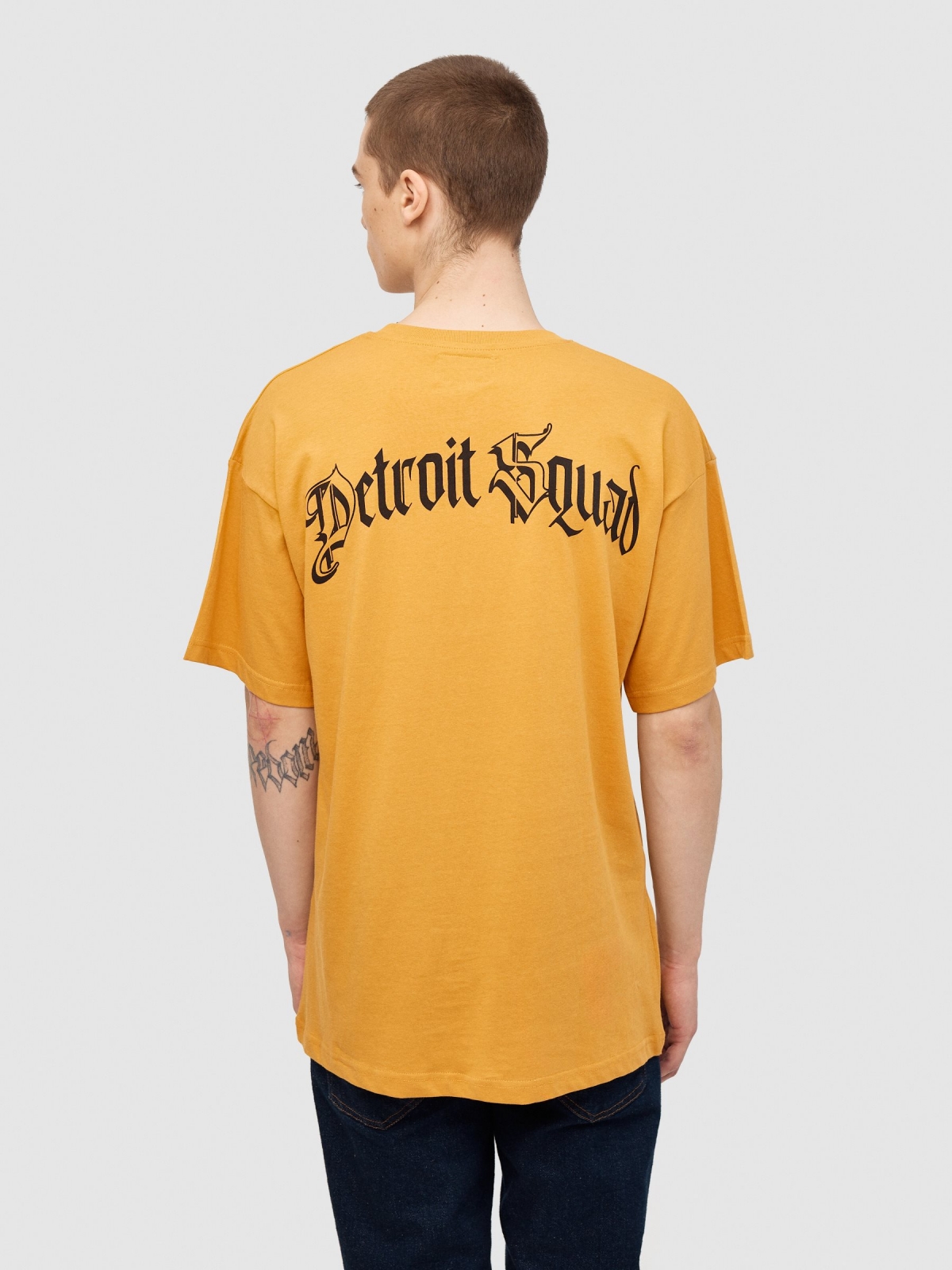 Camiseta Detroit Squad ocre vista media trasera