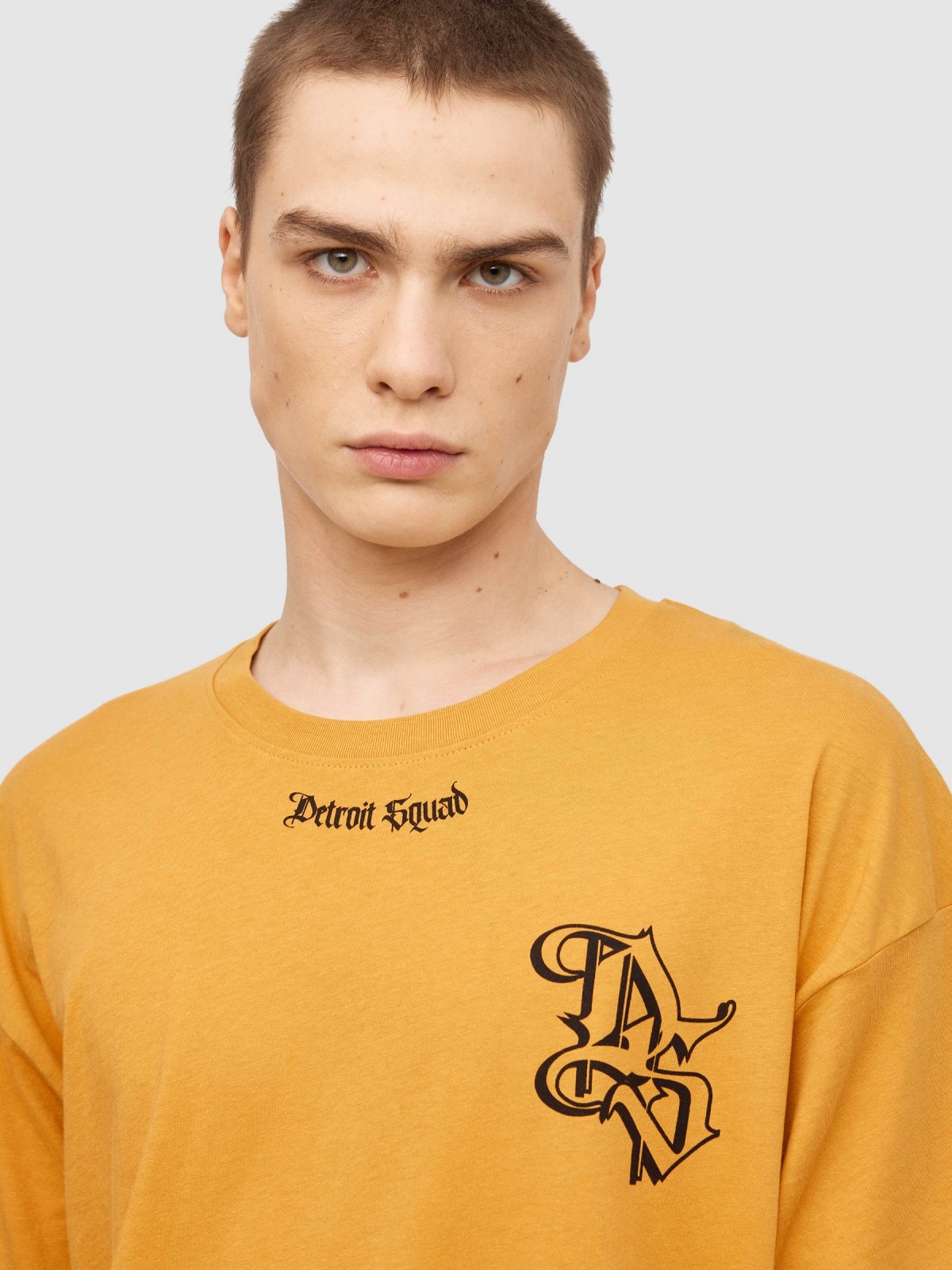 Camiseta Detroit Squad ocre vista detalle