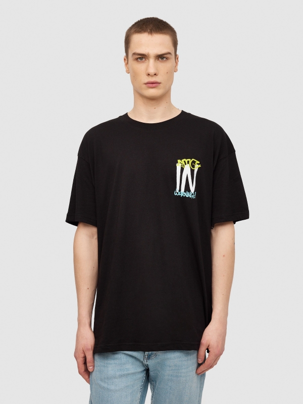 Camiseta logo graffiti negro vista media frontal