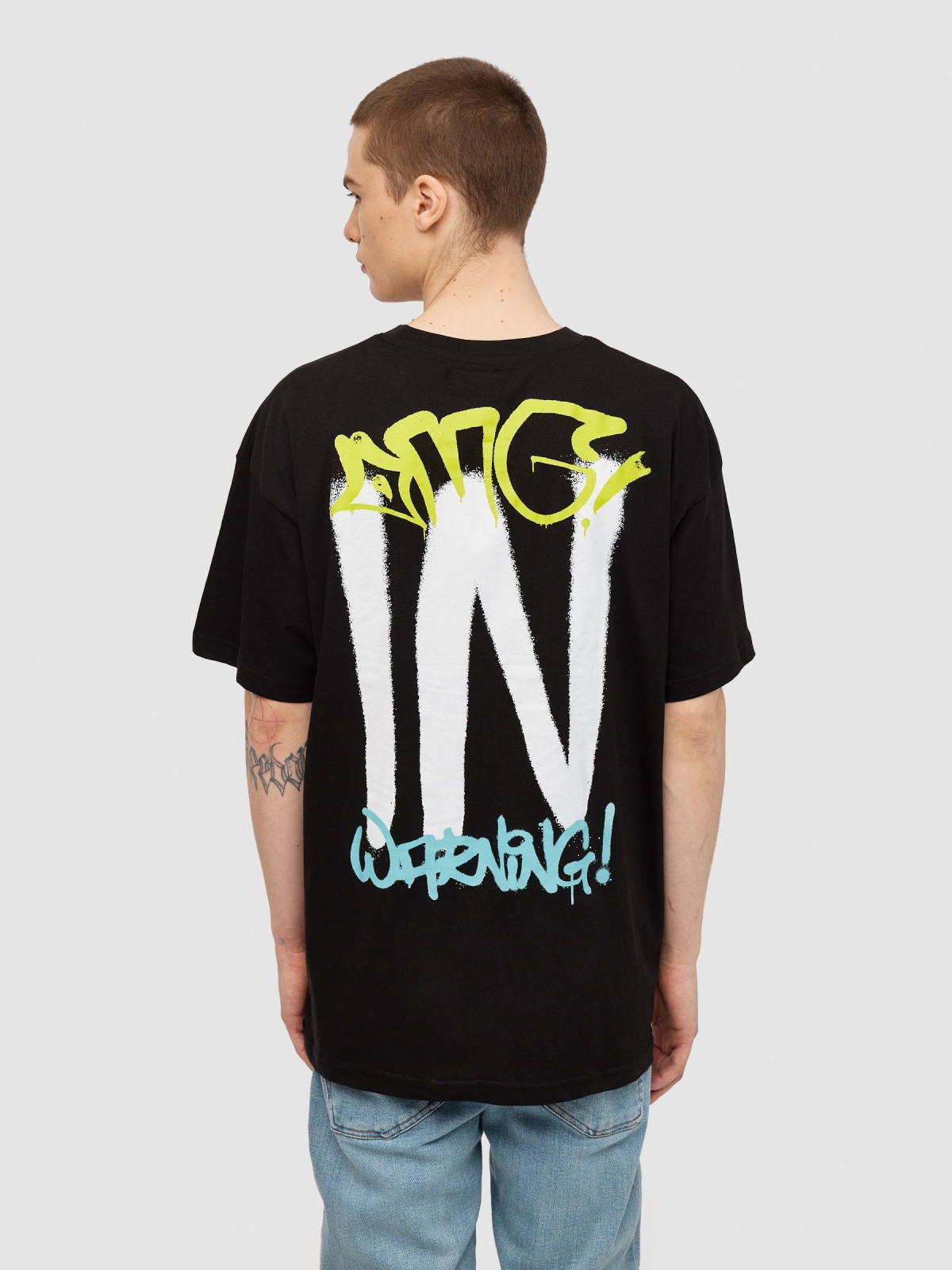 Camiseta logo graffiti negro vista media trasera