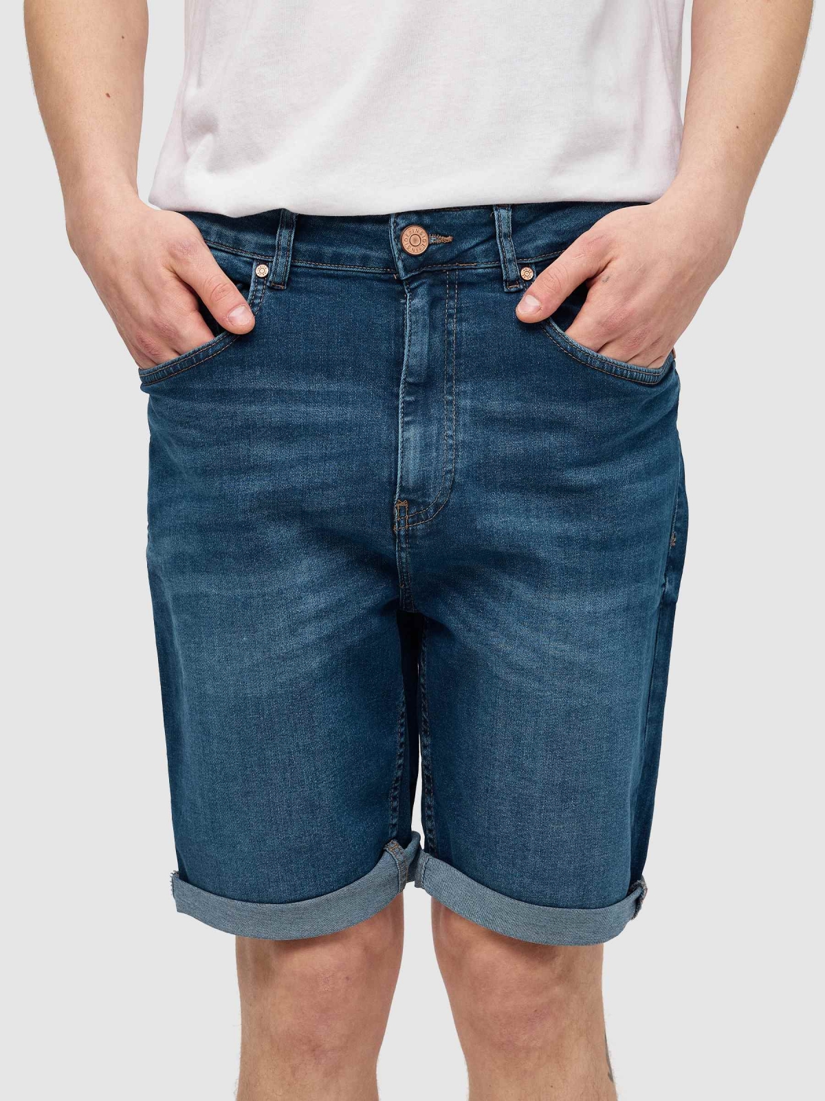 Bermudas denim slim azul oscuro azul vista detalle