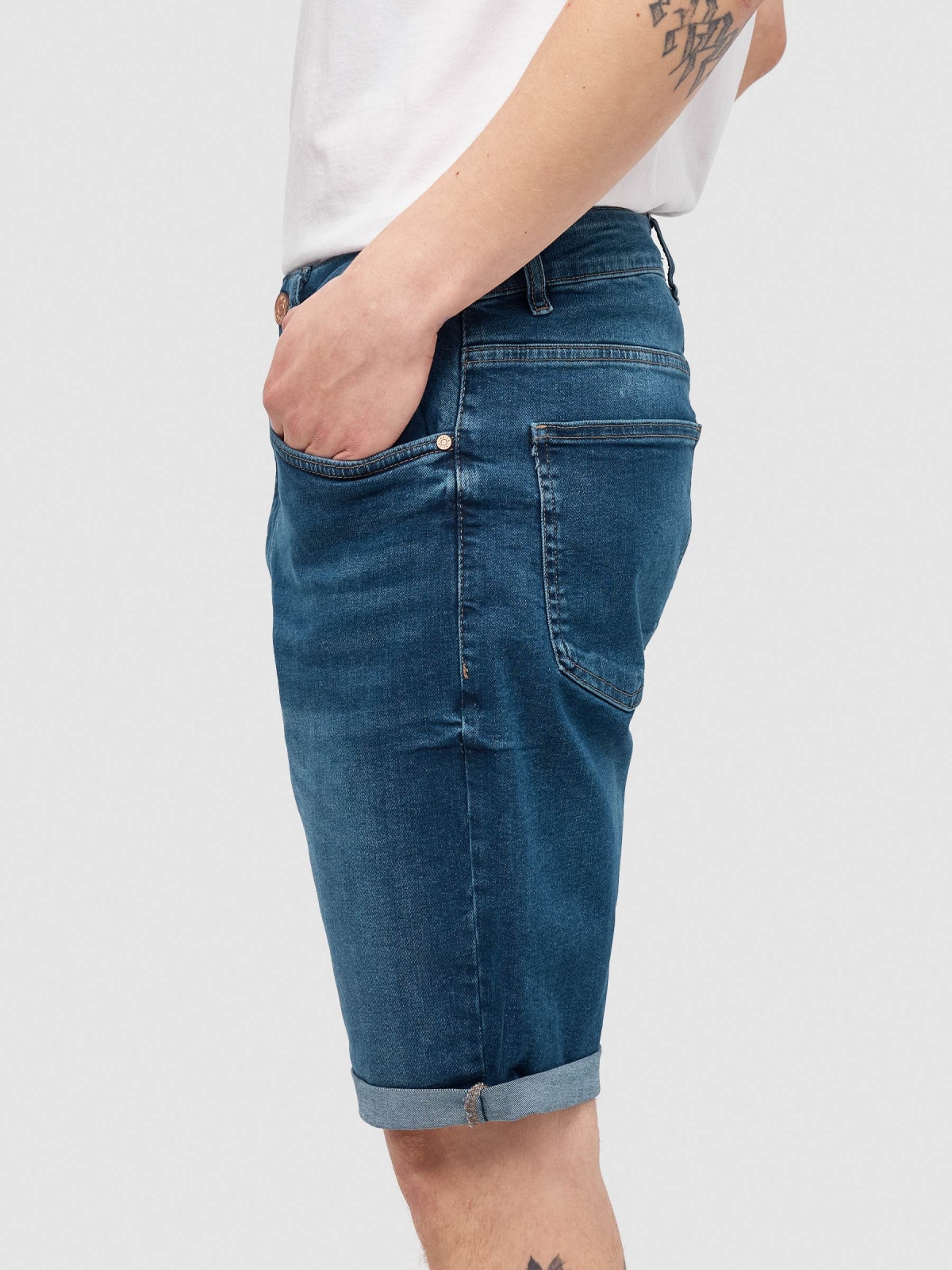 Dark blue slim denim bermuda shorts blue detail view