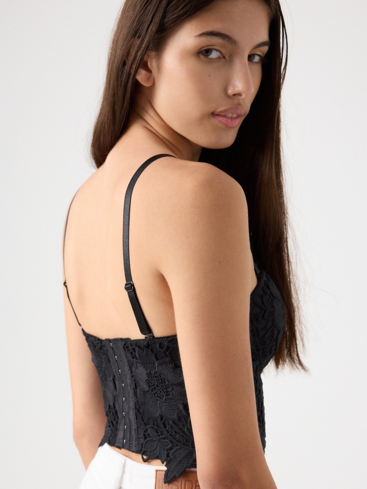 Top bustier encaje floral negro vista detalle