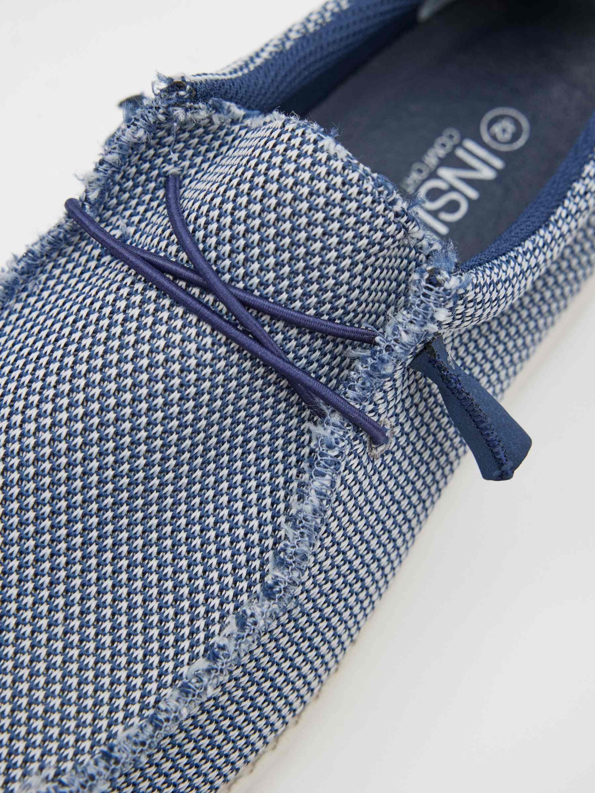 Sapato de nylon com elásticos azul petróleo vista detalhe