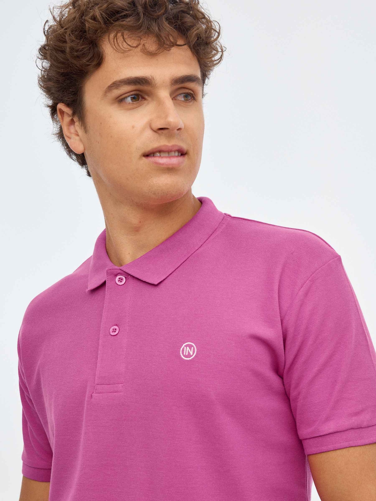 Basic polo shirt with engraved logo fuchsia detail view