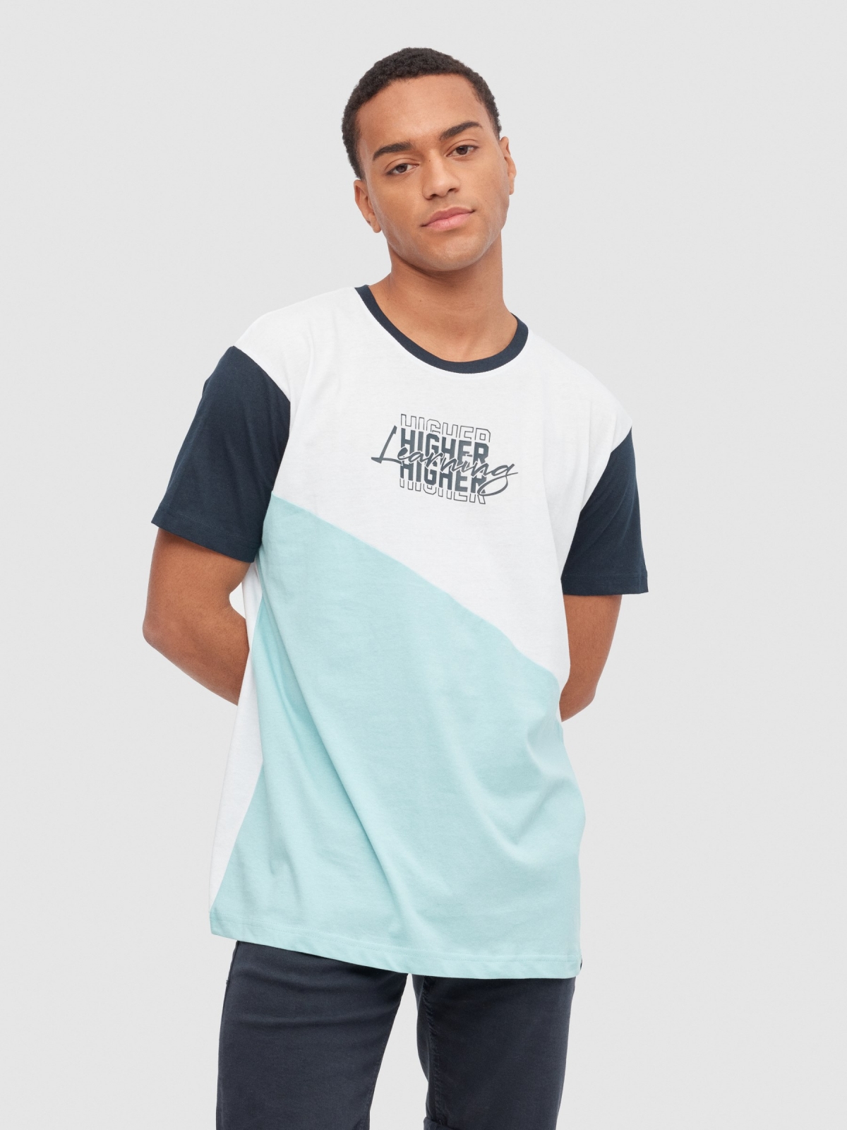 T-shirt com bloco de cores na diagonal