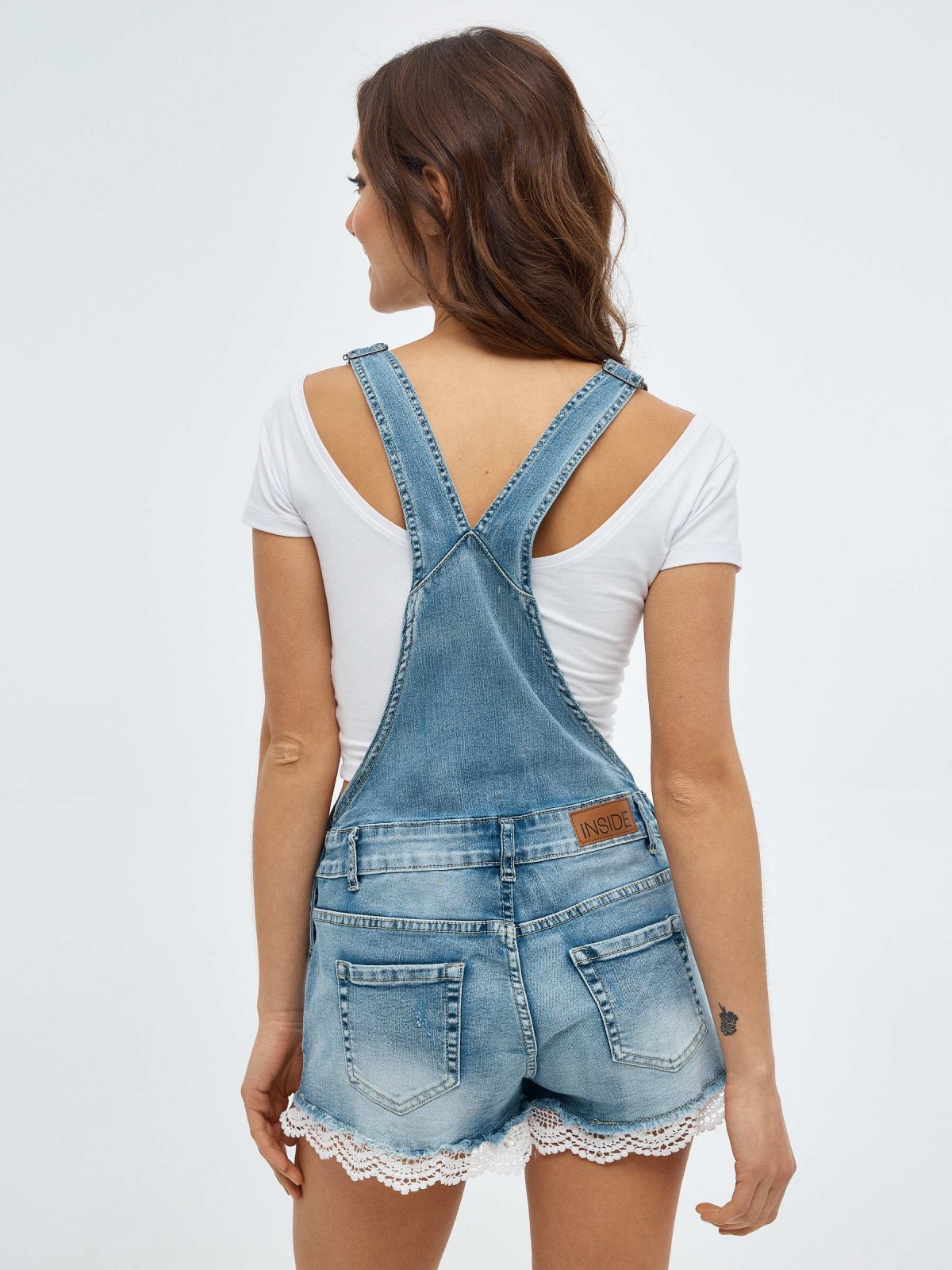 Macacão denim com renda azul vista meia frontal