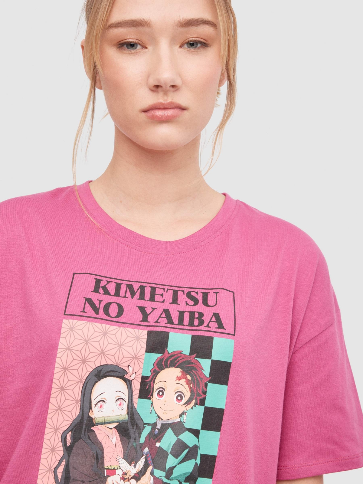 Camiseta oversize Demon Slayer violeta vista detalle