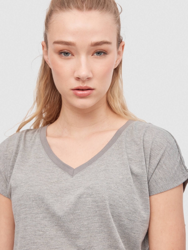 Sleeveless V-neck T-shirt grey detail view