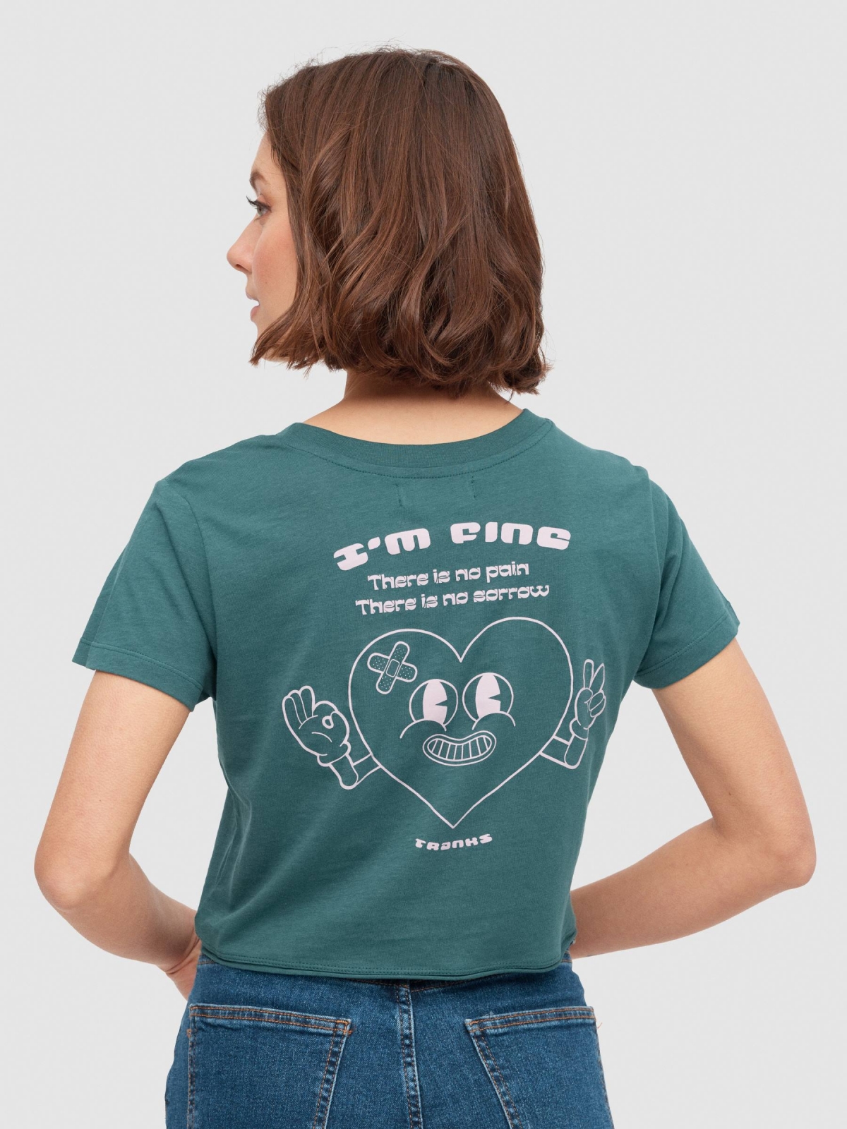 Camiseta crop corazón sonriente verde oscuro vista media trasera