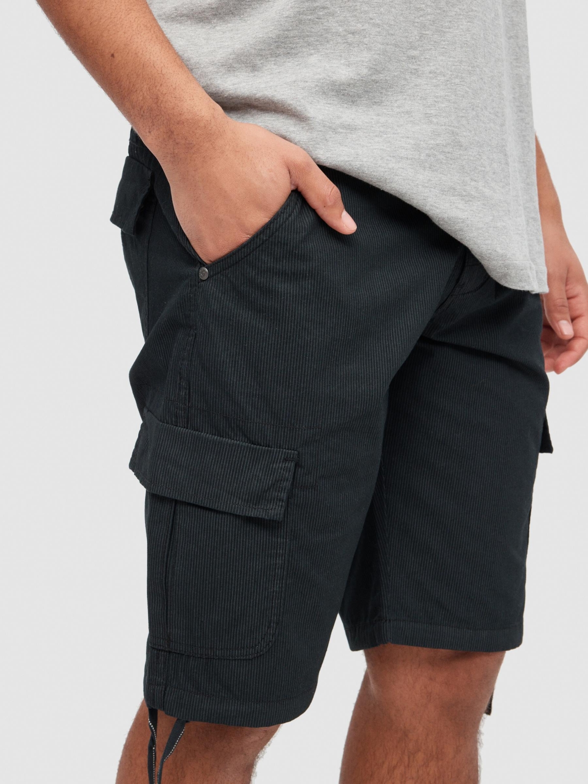 Striped cargo bermuda black detail view