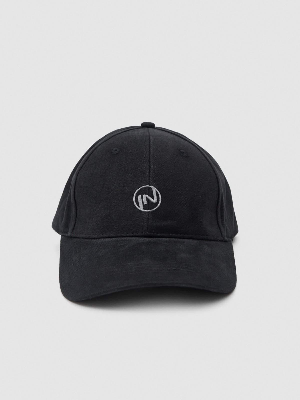 Cap logo IN black detail view