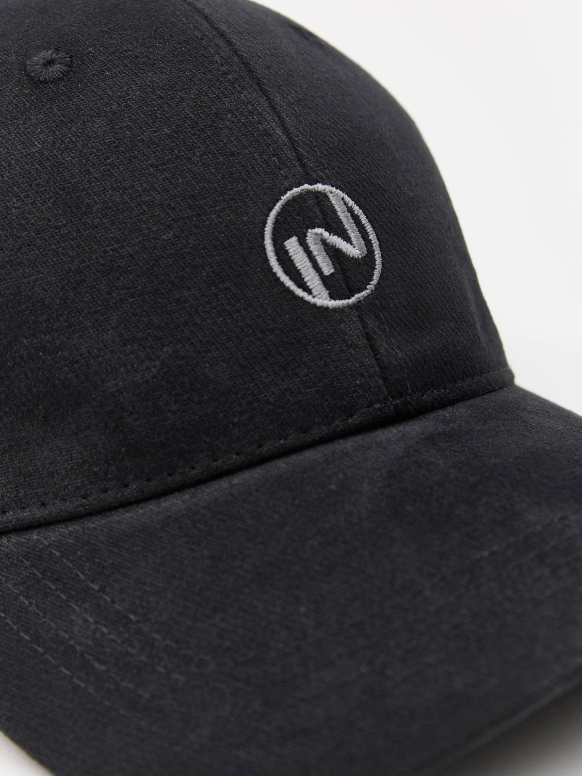 Gorra logo IN negro vista detalle