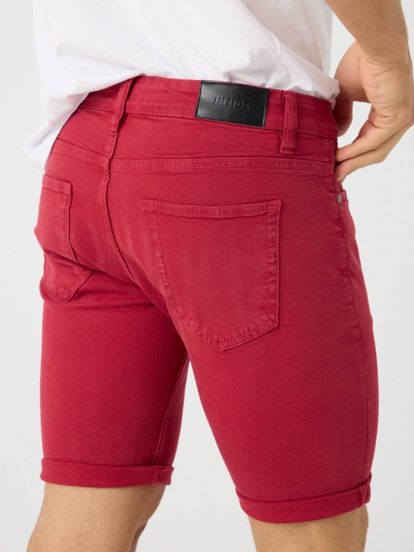 Bermudas de ganga coloridas vermelho vista detalhe